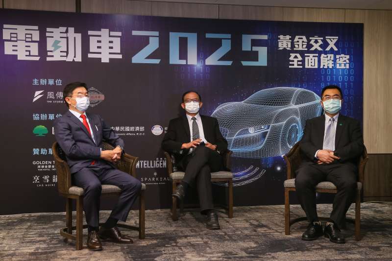 20210716-KIA台灣總代理森那美起亞汽車總裁李昌益(左起)、台灣車輛移動研發聯盟主委胡竹生、國泰投信總經理張雍川16日出席風傳媒舉辦「電動車2025」線上論壇。(顏麟宇攝) 20210716-KIA台灣總代理森那美起亞汽車總裁李昌益(左起)、台灣車輛移動研發聯盟主委胡竹生、國泰投信總經理張雍川16日出席風傳媒舉辦「電動車2025」線上論壇。(顏麟宇攝)