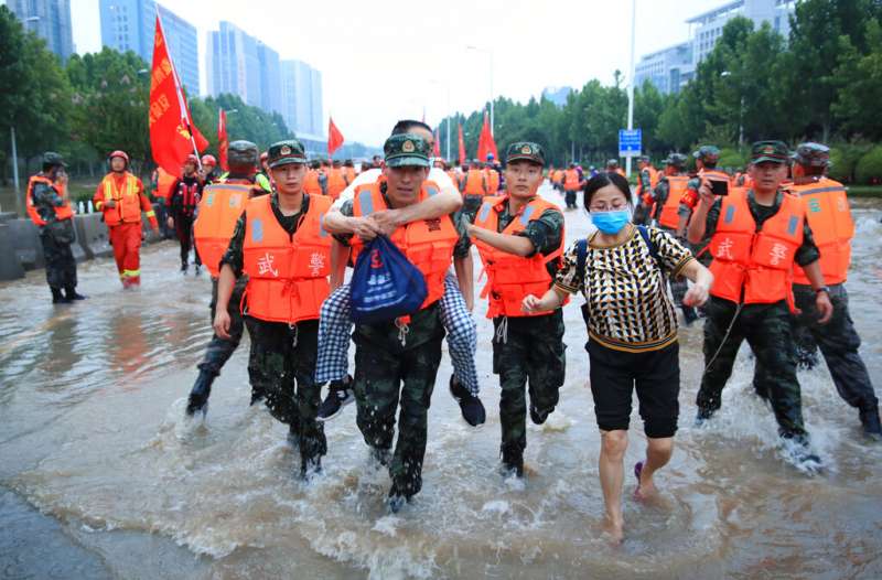 2021年7月22日,中國軍方在河南鄭州協助一間醫院撤離群眾。(美聯社) 2021年7月22日,中國軍方在河南鄭州協助一間醫院撤離群眾。(美聯社)