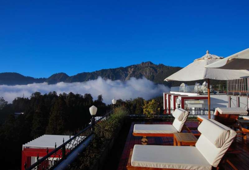 頂樓的空中花園，坐擁阿里山上最高的塔山群峰（圖／HotelsCombined提供）