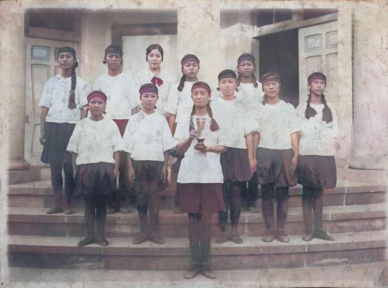 1930年代，彰化高女田徑隊獲獎後合影（林月雲、第一排；蕭織、第二排右三）。（秀威資訊/金湘斌提供）