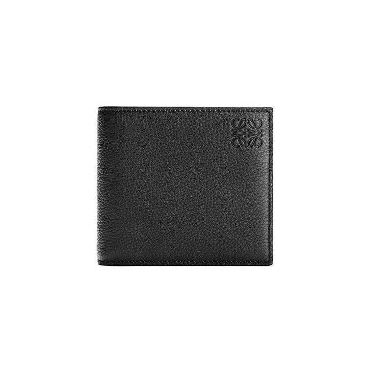 LOEWE 黑色粒面小牛皮雙折皮夾,NT$18,000 (圖/取自於Loewe官網) LOEWE 黑色粒面小牛皮雙折皮夾,NT$18,000 (圖/取自於Loewe官網)
