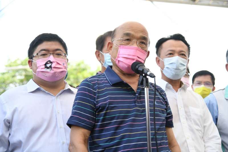 20210817-行政院長蘇貞昌17日視察嘉義蒜頭糖鐵延伸計畫,民進黨立委蔡易餘(左)與嘉義縣長翁章梁(右)陪同。(行政院提供) 20210817-行政院長蘇貞昌17日視察嘉義蒜頭糖鐵延伸計畫,民進黨立委蔡易餘(左)與嘉義縣長翁章梁(右)陪同。(行政院提供)
