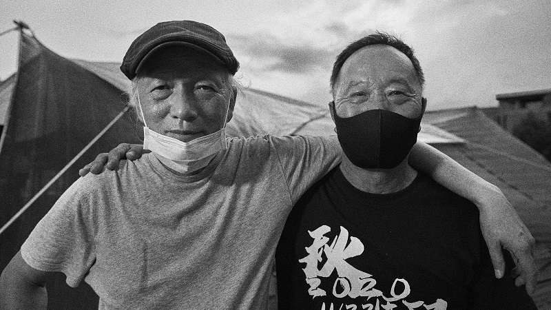 建築師謝英俊與工人顏坤泉 (照片: 陳界仁工作室) 建築師謝英俊與工人顏坤泉 (照片: 陳界仁工作室)