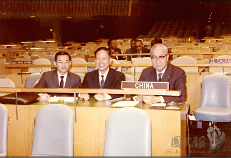 中華民國在聯合國裡的最後榮耀,1971年9月27日,台灣省議會議長謝東閔造訪聯合國的中華民國代表團席位,此刻距離「蔣介石代表」被逐出聯合國還不到一個月。(國史館) 中華民國在聯合國裡的最後榮耀,1971年9月27日,台灣省議會議長謝東閔造訪聯合國的中華民國代表團席位,此刻距離「蔣介石代表」被逐出聯合國還不到一個月。(國史館)