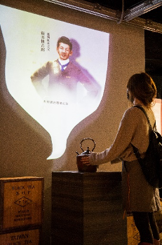 結合數位科技,建構出充滿劇場感的沉浸式展場,展出各種難得一見的珍稀文物。(圖/新北市政府) 結合數位科技,建構出充滿劇場感的沉浸式展場,展出各種難得一見的珍稀文物。(圖/新北市政府)