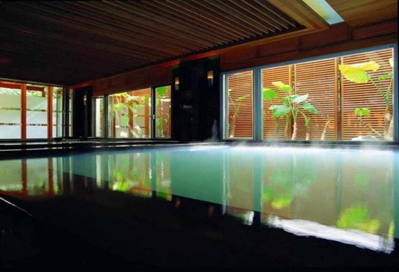 室內大眾湯。(圖/HotelsCombined提供) 室內大眾湯。(圖/HotelsCombined提供)