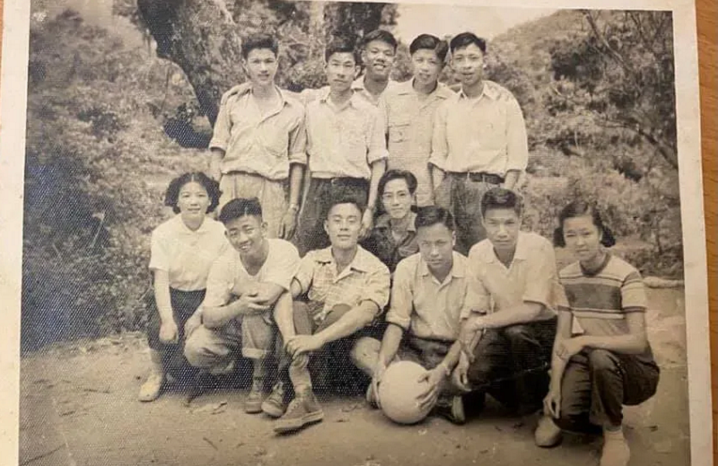 中學一次郊遊與同學們合照,後排左一是我,前蹲者右一是梁麗儀。(作者提供) 中學一次郊遊與同學們合照,後排左一是我,前蹲者右一是梁麗儀。(作者提供)