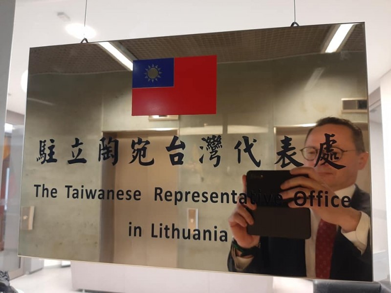 立陶宛國會外交委員會主席帕維里歐尼斯(Žygimantas Pavilionis)發文慶祝駐立陶宛台灣代表處成立。(取自Žygimantas Pavilionis臉書) 立陶宛國會外交委員會主席帕維里歐尼斯(Žygimantas Pavilionis)發文慶祝駐立陶宛台灣代表處成立。(取自Žygimantas Pavilionis臉書)