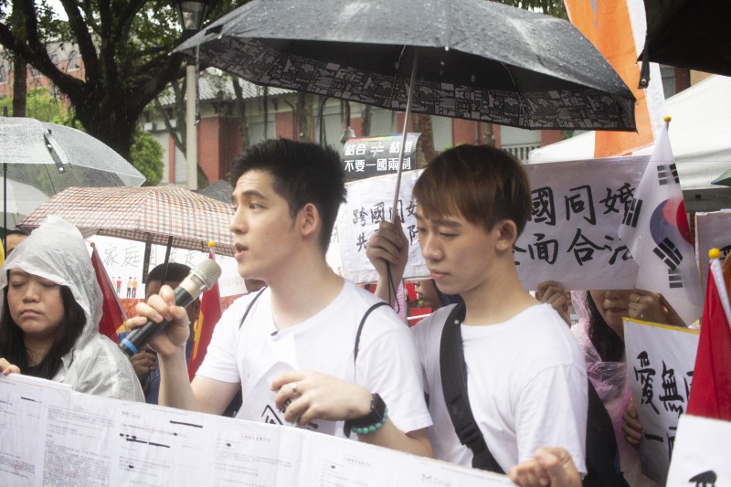 阿古和其伴侶是專法通過之後,台灣第一對透過訴訟取得法院認定得以在台合法結婚的當事人。同婚,同性戀婚姻,跨國同婚。(阿古提供)