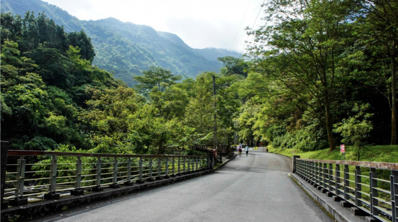 涼山瀑布步道規劃完善,第一層瀑布的步道寬敞適合散步健行。(圖/奧丁丁客棧提供) 涼山瀑布步道規劃完善,第一層瀑布的步道寬敞適合散步健行。(圖/奧丁丁客棧提供)