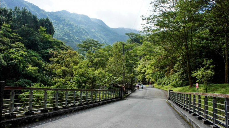 涼山瀑布步道規劃完善，第一層瀑布的步道寬敞適合散步健行。（圖／奧丁丁客棧提供）