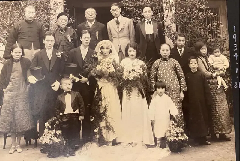 1934年一月父母結婚照,後排左二是爺爺李晃雲。(李怡提供) 1934年一月父母結婚照,後排左二是爺爺李晃雲。(李怡提供)