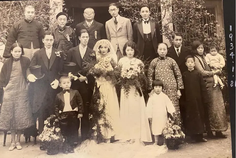 1934年一月父母結婚照，後排左二是爺爺李晃雲。（李怡提供）