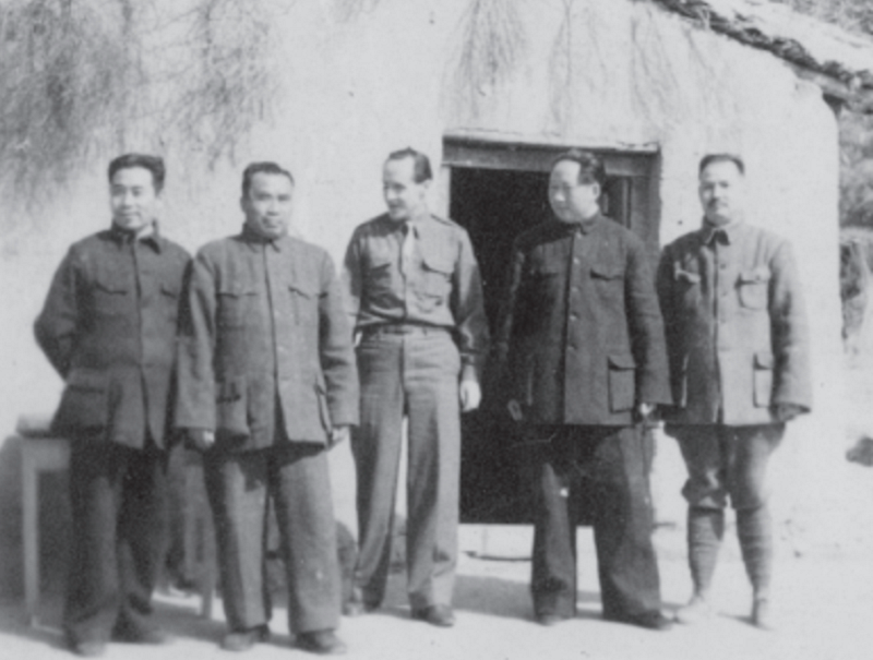 20211130-中國共產黨前領導人毛澤東（左二）接待到訪中國的美國官員。（遠足出版提供）