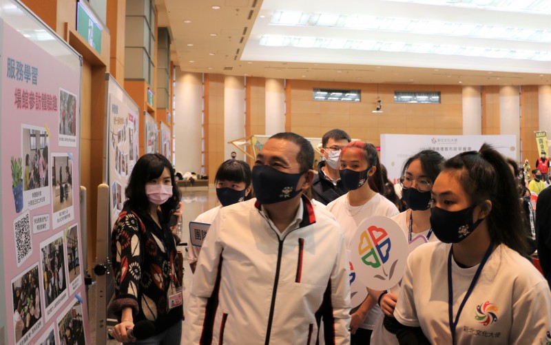 新北文化大使學員為新北市長侯友宜介紹培訓的精采過程。(圖/新北市政府文化局提供) 新北文化大使學員為新北市長侯友宜介紹培訓的精采過程。(圖/新北市政府文化局提供)