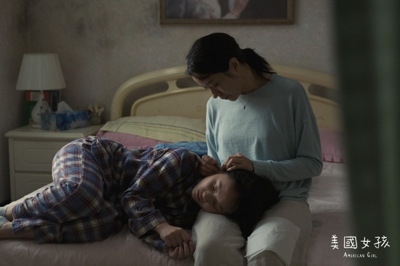 《美國女孩》劇照,媽媽與女兒芳儀最終重新確認彼此的愛。(傳影互動) 《美國女孩》劇照,媽媽與女兒芳儀最終重新確認彼此的愛。(傳影互動)