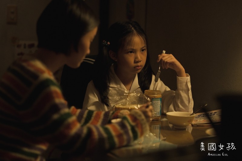 《美國女孩》劇照,妹妹芳安的柔軟是劇中最重要的潤滑劑。(傳影互動) 《美國女孩》劇照,妹妹芳安的柔軟是劇中最重要的潤滑劑。(傳影互動)