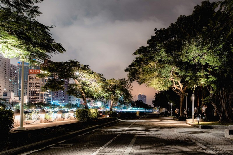 以不眩光之景觀燈具，柔和照明光線提供市民更舒適的河畔休憩環境。（圖／高市府文化局提供）