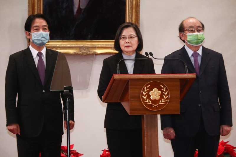  20211218-總統蔡英文於全國公投後發表談話，左為副總統賴清德，右為民進黨立院總召柯建銘。（蔡親傑攝）