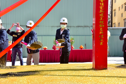 今(29)日新都社會住宅接力動土,由市長陳其邁祈福動鏟,名書法家陳世憲也揮毫寫下「邁進幸福」的吉祥語,祝福工程順利。(圖/高雄市政府提供) 今(29)日新都社會住宅接力動土,由市長陳其邁祈福動鏟,名書法家陳世憲也揮毫寫下「邁進幸福」的吉祥語,祝福工程順利。(圖/高雄市政府提供)