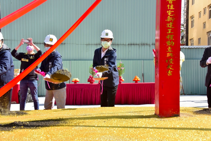 今(29)日新都社會住宅接力動土，由市長陳其邁祈福動鏟，名書法家陳世憲也揮毫寫下「邁進幸福」的吉祥語，祝福工程順利。（圖/高雄市政府提供）