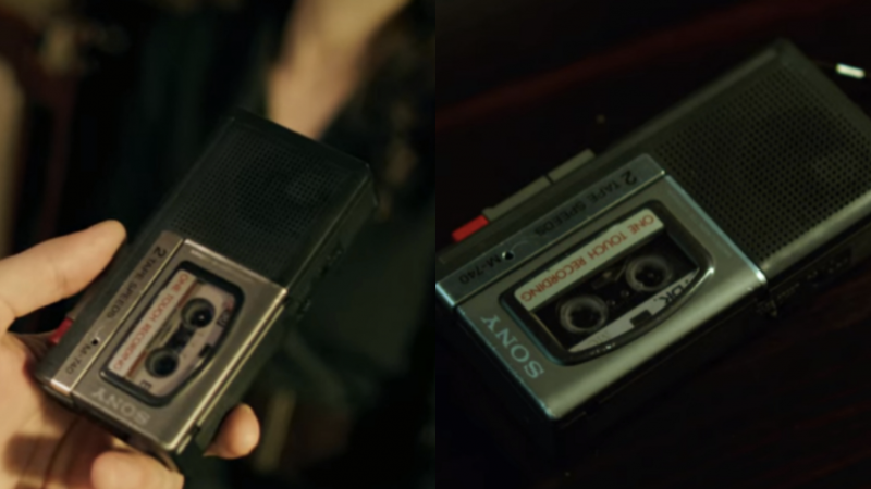 Netflix《華燈初上》 第二季劇照, 江翰拿的錄音機外表相同,但卡帶顏色不同。(圖/少女心文室提供) Netflix《華燈初上》 第二季劇照, 江翰拿的錄音機外表相同,但卡帶顏色不同。(圖/少女心文室提供)