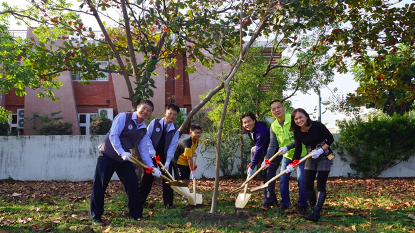 中油與師生們一同種下希望樹,不僅綠化校園環境,同時建立學童與樹的連結,將綠化環境及減碳觀念深植大家心中,為下一代營造永續的優質家園。(圖/中油公司提供) 中油與師生們一同種下希望樹,不僅綠化校園環境,同時建立學童與樹的連結,將綠化環境及減碳觀念深植大家心中,為下一代營造永續的優質家園。(圖/中油公司提供)