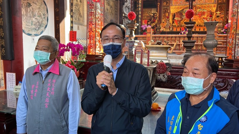 20220110-國民黨主席朱立倫10日到台南大天后宮參拜表示,這次選戰表現不如理想,「我要跟所有支持者道歉」。(國民黨提供) 20220110-國民黨主席朱立倫10日到台南大天后宮參拜表示,這次選戰表現不如理想,「我要跟所有支持者道歉」。(國民黨提供)