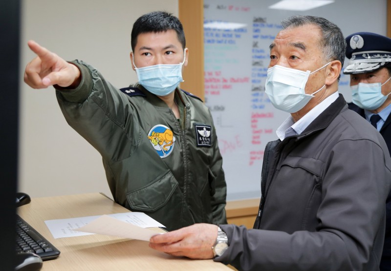 國防部長邱國正(右)12日前往空軍四聯隊,掌握F-16V戰機失事墜海事件搜救進度。(軍聞社提供) 國防部長邱國正(右)12日前往空軍四聯隊,掌握F-16V戰機失事墜海事件搜救進度。(軍聞社提供)