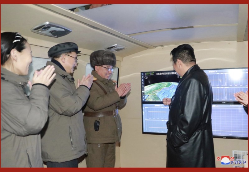2022年1月11日,北韓進行高超音速武器的最終驗證試射,金正恩親自到場視察。(朝中社) 2022年1月11日,北韓進行高超音速武器的最終驗證試射,金正恩親自到場視察。(朝中社)
