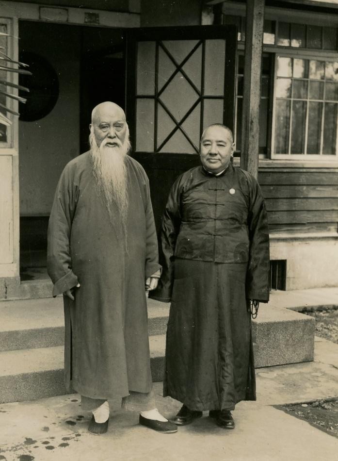 大師(右)與于右任在青田居合影。(作者提供) 大師(右)與于右任在青田居合影。(作者提供)
