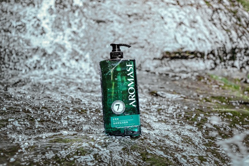 致力髮膚永續美麗,AROMASE艾瑪絲洗髮精瓶身,以百分百回收寶特瓶塑膠製成,朝向實踐改善美妝產業對環境的影響。 致力髮膚永續美麗,AROMASE艾瑪絲洗髮精瓶身,以百分百回收寶特瓶塑膠製成,朝向實踐改善美妝產業對環境的影響。