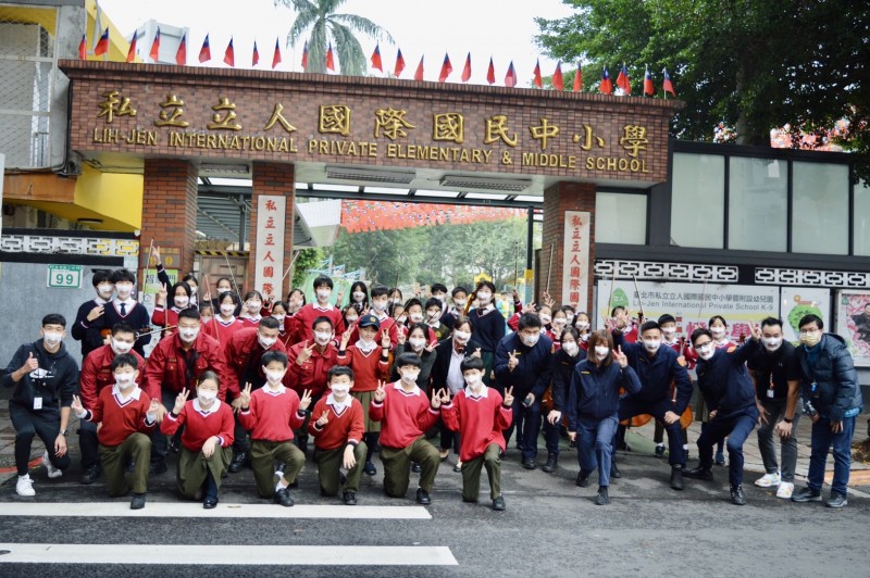 台北市大安分局安和路派出所 及台北市政府消防局第二大隊安和分隊,一起和弦樂團孩子聯合演出。(圖/主辦單位提供) 台北市大安分局安和路派出所 及台北市政府消防局第二大隊安和分隊,一起和弦樂團孩子聯合演出。(圖/主辦單位提供)