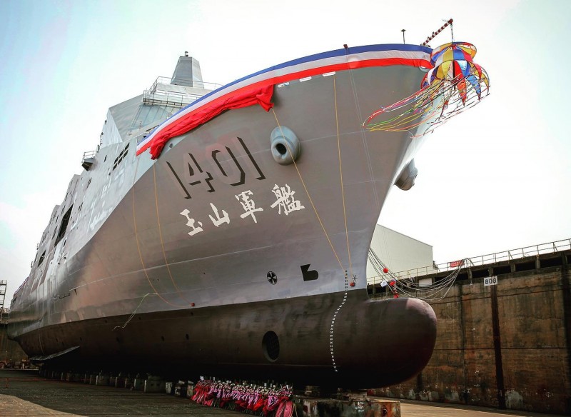 20220122-相較於潛艦國造等風波不斷,現處於艤裝階段的新型兩棲船塢運輸艦(見圖)相對低調,近期僅立法院要求國防部評估該艦搭載三軍直升機的可能性,短暫在檯面上出現。(取自軍聞社) 20220122-相較於潛艦國造等風波不斷,現處於艤裝階段的新型兩棲船塢運輸艦(見圖)相對低調,近期僅立法院要求國防部評估該艦搭載三軍直升機的可能性,短暫在檯面上出現。(取自軍聞社)