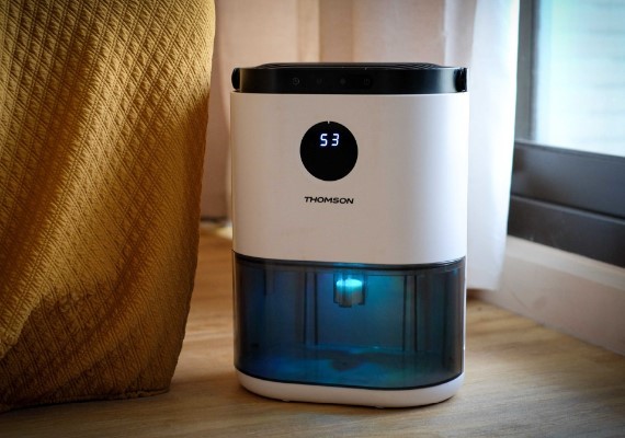 THOMSON的多功能環保除濕機主打800ML超大除濕量。(圖/網路溫度計提供) THOMSON的多功能環保除濕機主打800ML超大除濕量。(圖/網路溫度計提供)