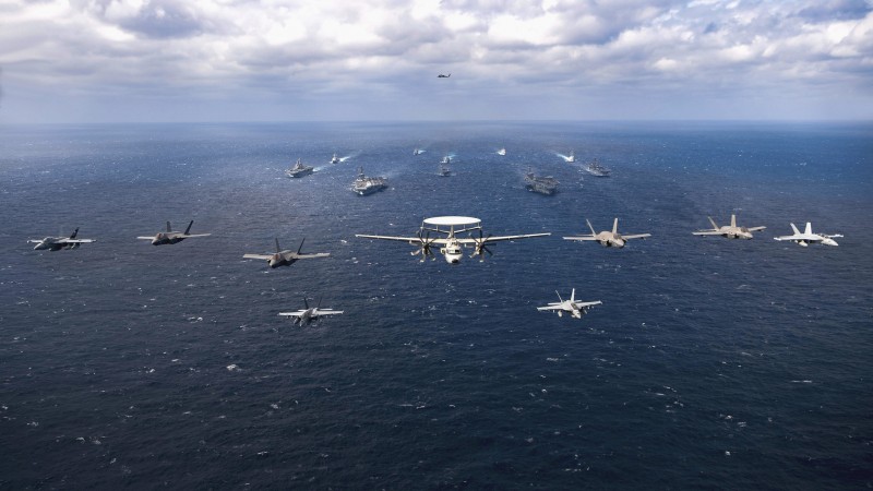 2022年1月中旬,美軍雙航母艦隊在台灣以東的菲律賓海域進行演訓。(美軍印太司令部) 2022年1月中旬,美軍雙航母艦隊在台灣以東的菲律賓海域進行演訓。(美軍印太司令部)