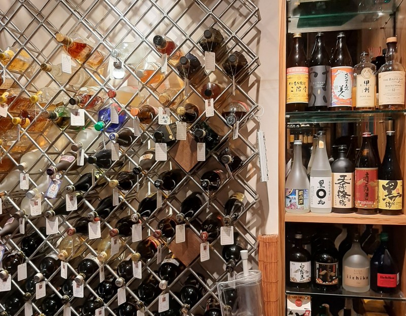 條通內的日式酒店提供的寄酒服務,客人可以將沒喝完的酒寄存,留到下次光顧時再享用。(圖/多維新聞提供) 條通內的日式酒店提供的寄酒服務,客人可以將沒喝完的酒寄存,留到下次光顧時再享用。(圖/多維新聞提供)