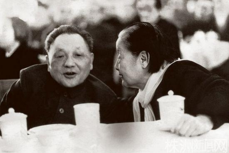4史良與鄧小平。(時報出版提供) 4史良與鄧小平。(時報出版提供)