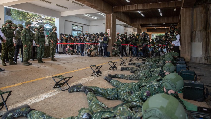 總統蔡英文今(12)日前往林口視導14天新制教召訓練狀況。(取自蔡英文臉書) 總統蔡英文今(12)日前往林口視導14天新制教召訓練狀況。(取自蔡英文臉書)