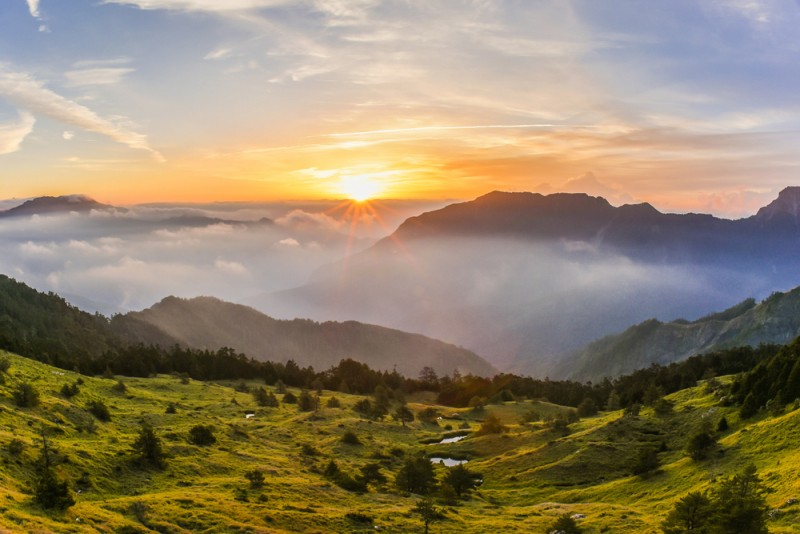 從松雪樓看奇來山日出。（圖／Shutterstock、奧丁丁客棧提供） 