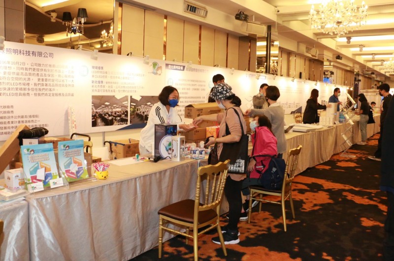 新北節電媒合會吸引許多業者及民眾參與。(圖/李梅瑛攝)  