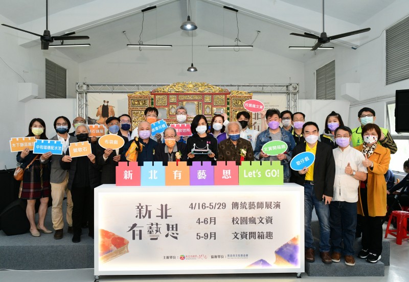 今（16）日由新北市文化局副局長于玟(右三)以及詹文贊(左二)、許正宗(左三)、李萬財(右二)、林健兒(左四)及金明偉(右一)等5位藝師於市定古蹟台北放送局板橋放送所一同宣告「新北有藝思」系列活動正式起跑 (圖/新北市文化局)