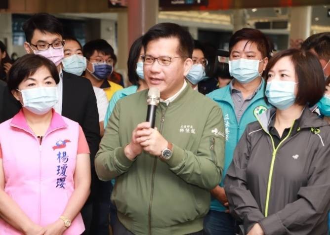 立委何欣純（右）宣布參選台中市長，引爆黨內新系對正國會領導人前交通部長林佳龍（中）怒火，認為何欣純是被林佳龍所搧動。（取自林佳龍臉書）