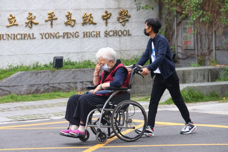 20220501-長照配圖，老人，輪椅。（顏麟宇攝）