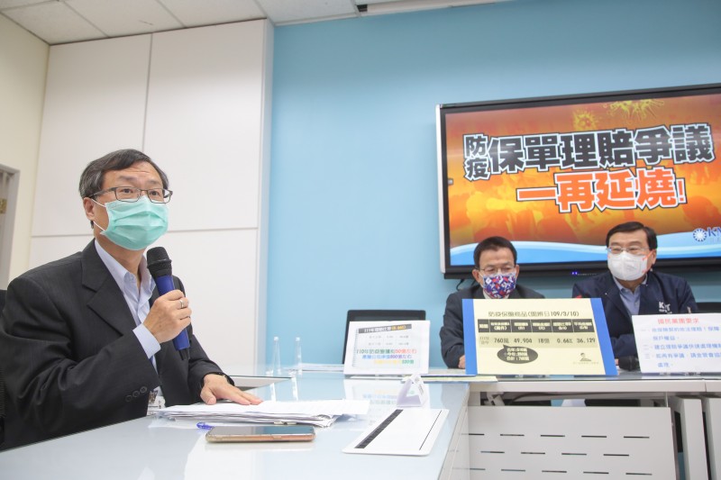 20220519-金管會保險局產險監理組長陳清源(左)19日出席國民黨團「防疫保單理賠爭議一再延燒!」記者會。(顏麟宇攝) 20220519-金管會保險局產險監理組長陳清源(左)19日出席國民黨團「防疫保單理賠爭議一再延燒!」記者會。(顏麟宇攝)