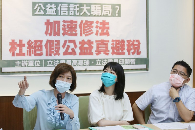 20220607-立委高嘉瑜(中)、邱顯智(右)及獨立記者姚惠珍(左) 7日出席「公益信託大騙局?加速修法杜絕假公益真避稅」記者會。(柯承惠攝) 20220607-立委高嘉瑜(中)、邱顯智(右)及獨立記者姚惠珍(左) 7日出席「公益信託大騙局?加速修法杜絕假公益真避稅」記者會。(柯承惠攝)