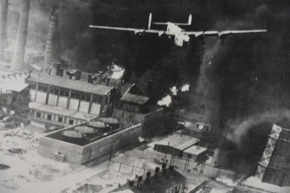 B-24轟炸羅馬尼亞油田,以切斷德軍非洲軍團的補給線,參與任務的B-24中有23架本來是要由中國起飛轟炸日本的,後來就留在埃及改編為美國陸軍第367轟炸機大隊。.jpg B-24轟炸羅馬尼亞油田,以切斷德軍非洲軍團的補給線,參與任務的B-24中有23架本來是要由中國起飛轟炸日本的,後來就留在埃及改編為美國陸軍第367轟炸機大隊。.jpg