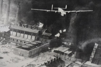 B-24轟炸羅馬尼亞油田，以切斷德軍非洲軍團的補給線，參與任務的B-24中有23架本來是要由中國起飛轟炸日本的，後來就留在埃及改編為美國陸軍第367轟炸機大隊。.jpg