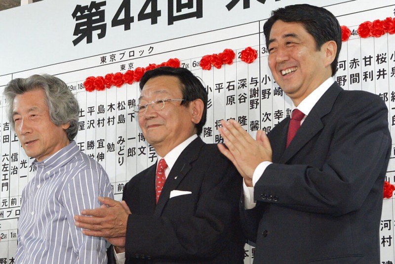2005年9月，時為內閣官房副長官的安倍晉三與首相小泉純一郎一同慶祝自民黨贏得眾院大選。（美聯社）