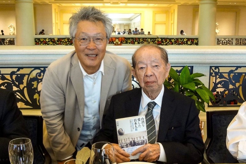 筆者與許文龍先生(右)(圖片來源:nippon.com,攝影:筆者提供) 筆者與許文龍先生(右)(圖片來源:nippon.com,攝影:筆者提供)